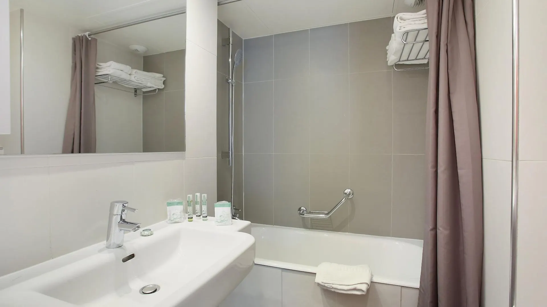 Hotell Eiffel Capitol 3*