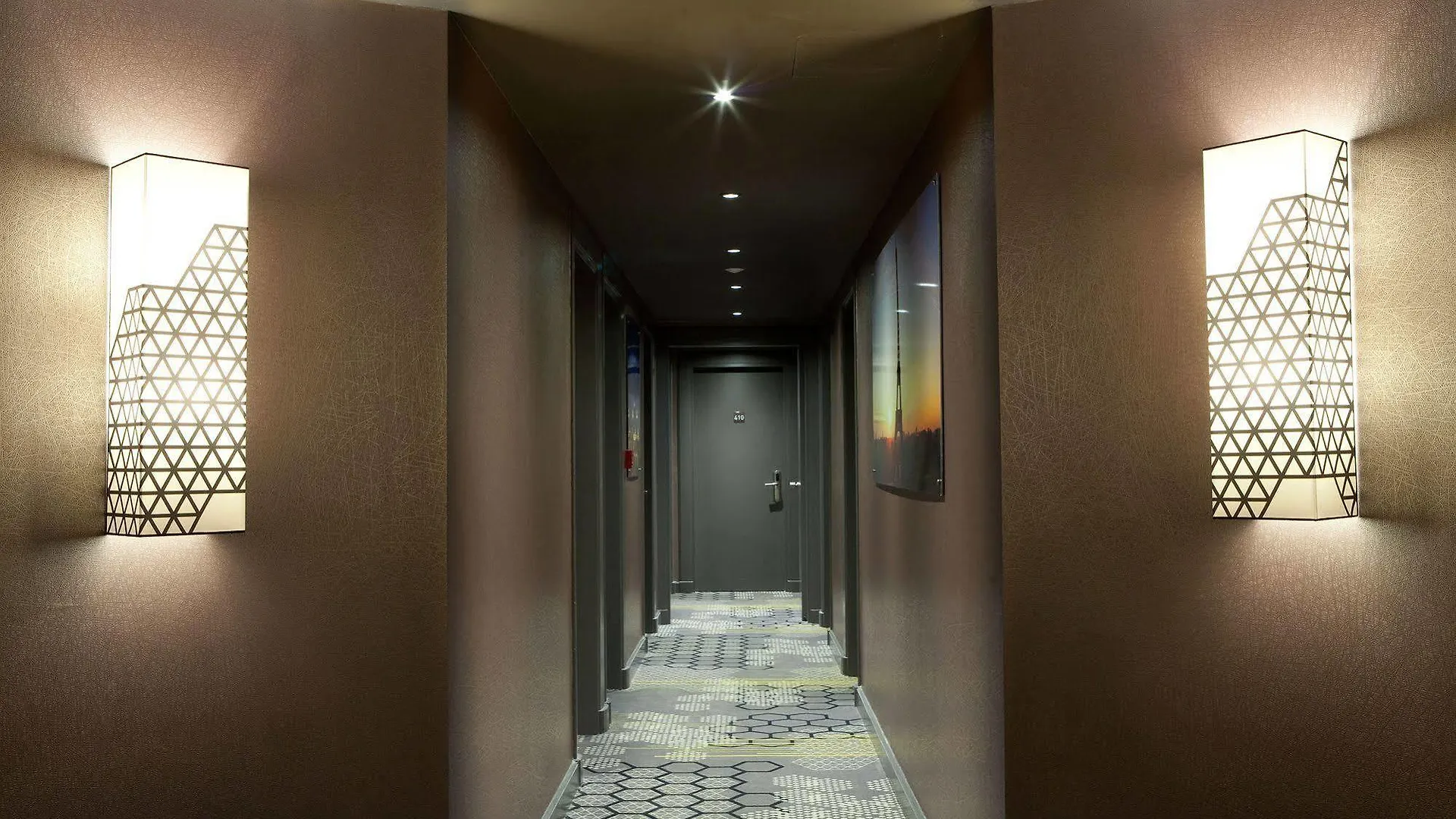 Eiffel Capitol Hotel 3*